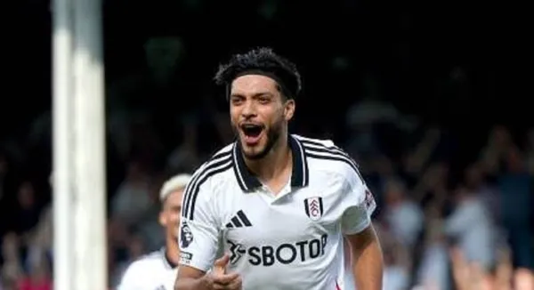 El delantero mexicano llegó a 53 anotaciones en la mejor liga del mundo