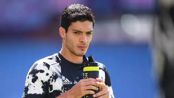 El delantero mexicano Raúl Jiménez finalmente se decidió y mira con que equipo disputará la siguiente temporada en Europa.