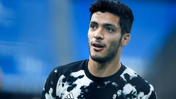 El delantero mexicano Raúl Jiménez tras su nuevo contrato se convierte en el jugador mexicano más caro de la historia.