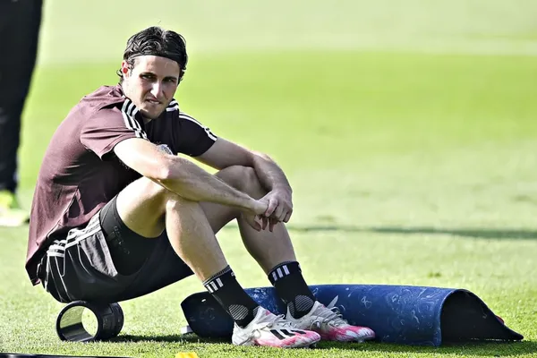 El delantero mexicano Santiago Giménez buscaba repetir la convocatoria a la selección mexicana, pero recibe un golpe bajo