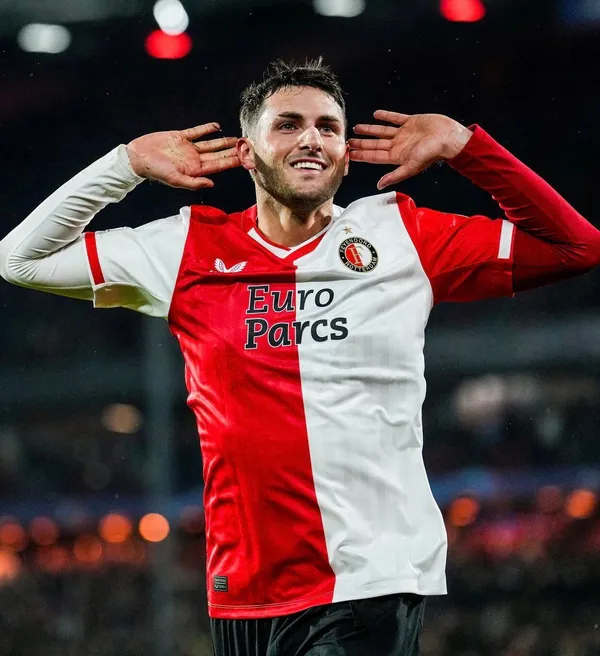 El delantero mexicano se mide al segundo lugar de la clasificación.