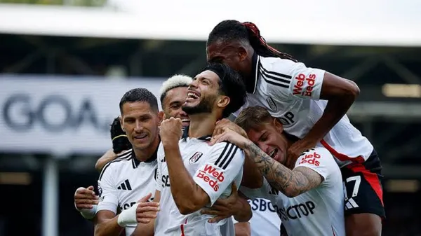 El delantero mexicano tendría un destino peculiar tras su gran momento con el Fulham