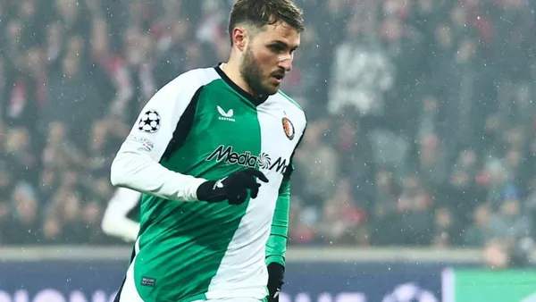 El delantero mexicano tuvo que abandonar el partido de Champions League de este miércoles