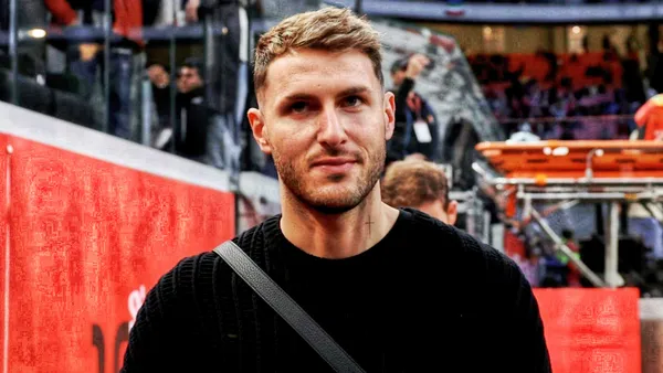 El delantero mexicano ya conoció la que será su nueva casa