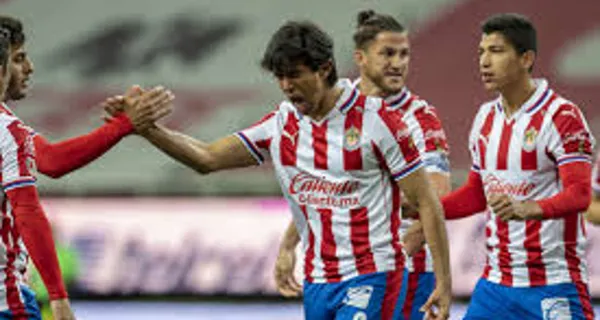 El delantero mexicano ya se encuentra en Guadalajara para incorporarse con las Chivas y apenas llego ya habría mandado un mensaje a uno de sus compañeros
