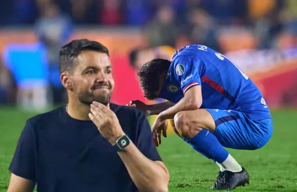 El delantero no pudo contener las lágrimas tras la eliminación de Cruz Azul ante Tigres.