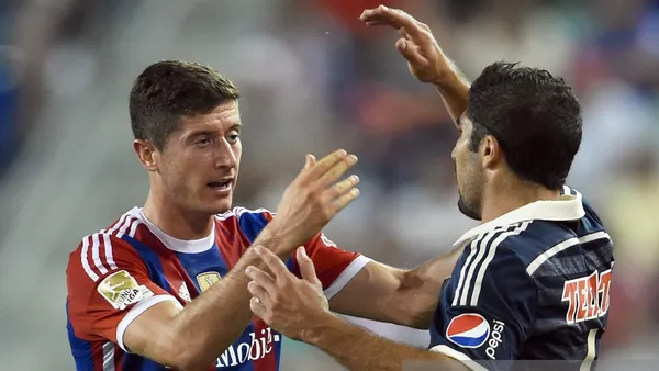 El delantero polaco Robert Lewandowski siempre ha causado controversia cuando se enfrenta a equipos mexicanos, uno de ellos sucedió cuando quiso irse a los golpes con Jair Pereira, defensa de Chivas, en el 2014.