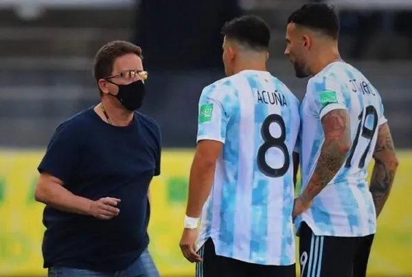 El director de Anvisa explicó que los jugadores tenían orden de permanecer aislados hasta que fueran deportados.