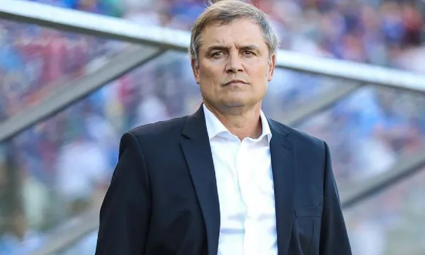 El DT charrúa se cansa de esperar.