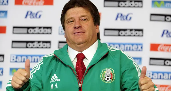 El entrenador alza la mano para llegar al seleccionado nacional.