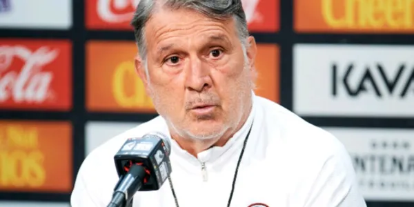 El entrenador argentino Gerardo Martino regresó a México aunque no quiso dar declaraciones