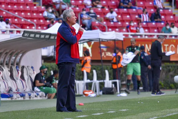 El entrenador de Chivas tiene una difícil tarea en este momento: Intentar remontar unas estadísticas que no hablan para nada bien del desempeño de sus dirigidos. Conoce con detalle cómo le ha ido a este experimentado hombre del fútbol hasta el momento.