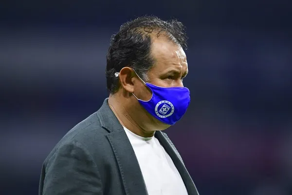 El entrenador de Cruz Azul no ocultó su malestar por el empate al último minuto y descargó en contra del responsable.