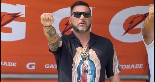 El entrenador de los Pumas y una nueva polémica por su accionar esta vez con una camisa.