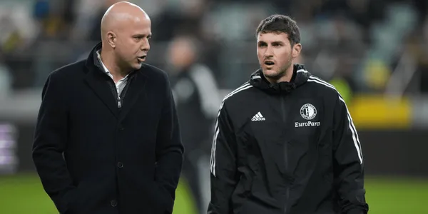 El entrenador del Feyenoord, Arne Slot habló sobre el penal fallado por Santiago Giménez