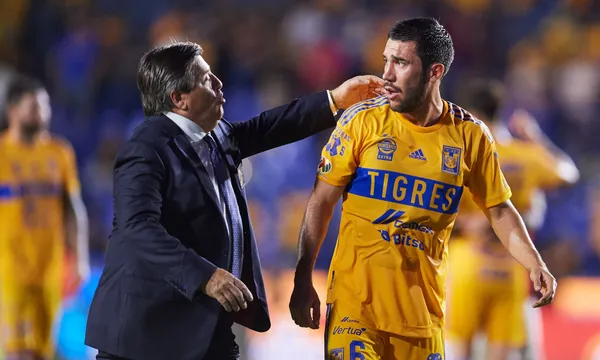 El entrenador felino parece que está desesperado por encontrar su alineación ideal