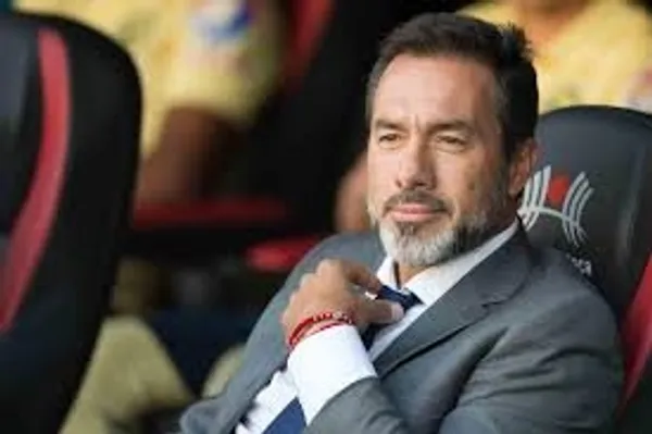 El entrenador fue acusado de recibir dinero a cambio de fichajes de jugadores.