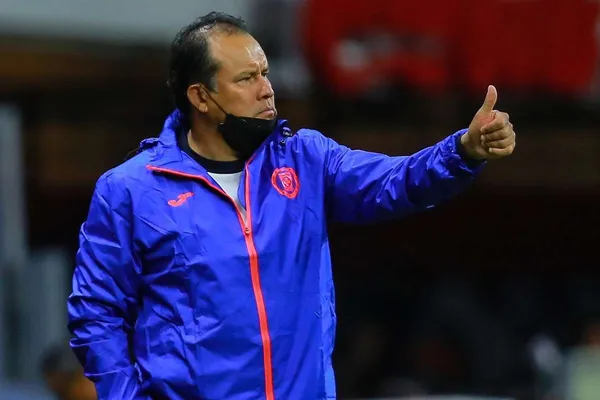 El entrenador llevó a grandes triunfos al Melgar de Perú y rompió la llamada maldición del Cruz Azul.