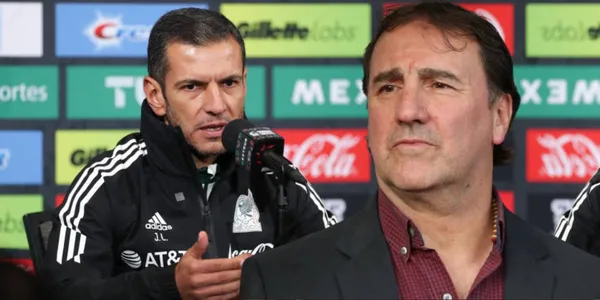 El entrenador Néstor Lorenzo y la bofetada que le da a Jaime Lozano luego del partido entre México y Colombia