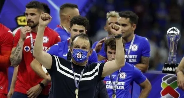 El entrenador peruano presento su renuncia a la directiva de Cruz Azul aunque no fue aceptada pero un jugador pensó en marcharse si su técnico no seguía