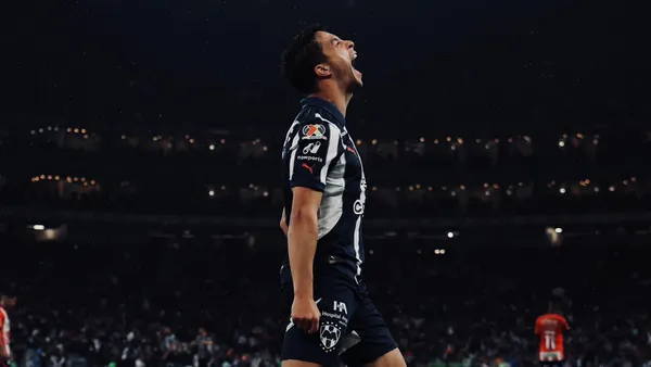 El español aprovechó un gran centro para meter un gol con un cabezazo