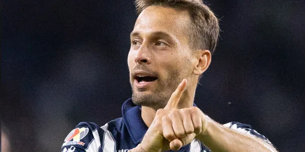 El español aprovechó un penal para poner a los regios arriba en el marcador