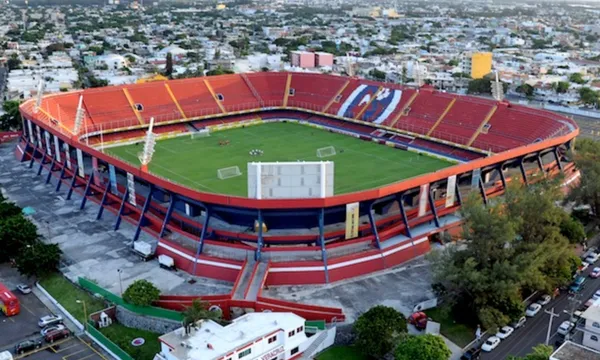 El estadio del Tibu está en obra gris y ahora se trata ya el suelo del escenario.