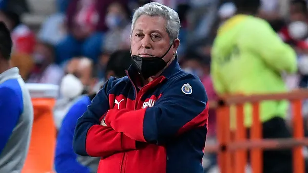 El ex director técnico de Chivas, Víctor Manuel Vucetich, exige aún que se le pague el total de su contrato, pero Chivas parece no tener para pagarlo.
