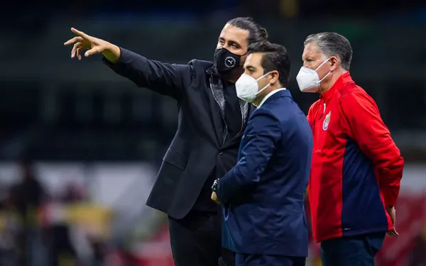 El ex jugador de Cruz Azul, Emanuel "Tito" Villa, salió a darle con todo a la directiva de Chivas.