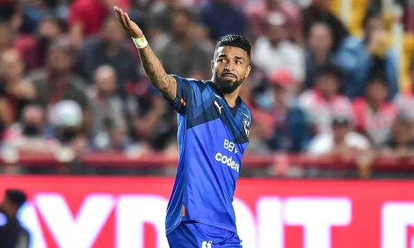 El ex jugador de Necaxa se presentó por primera vez en el Estadio Victoria con otro equipo