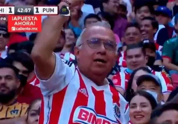 El famoso aficionado rojiblanco revela por qué hizo esa seña en pleno encuentro.