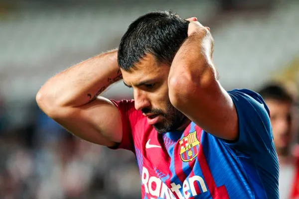 El FC Barcelona sumaría a Arthur Cabral para suplir al Kun Agüero en caso de que deba dejar el futbol, pero el club tendría ciertas dificultades para hacer el fichaje.