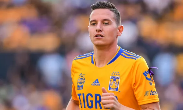 El francés salió molesto al salir de cambio en el partido contra América