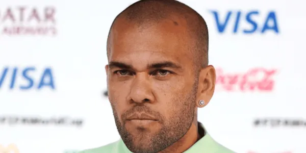 El futbolista realiza polémica acción mientras está privado de su libertad.