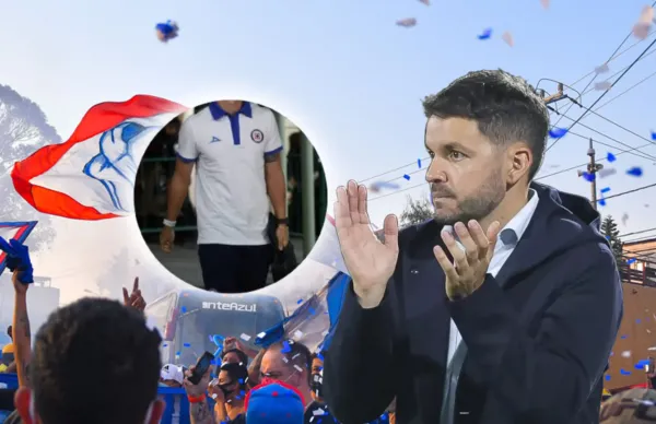 El futbolista se tomó el tiempo para atender a los hinchas que dieron la sorpresa apareciendo en el hotel.