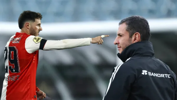 El gol de Santiago Giménez en Feyenoord que sirve de mensaje para Lozano