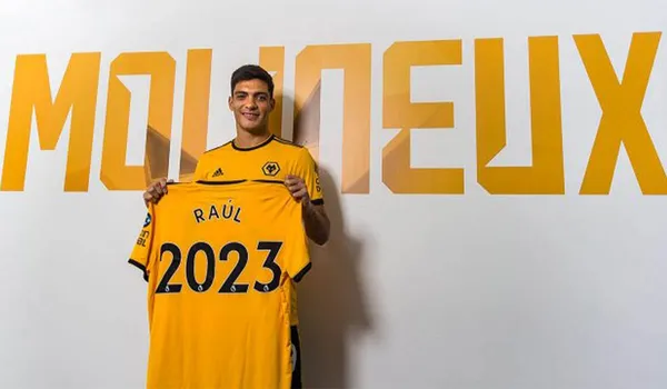 El goleador, Raúl Jiménez , luciría la próxima temporada una camiseta atractiva y elegante.