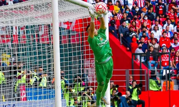 El Guadalajara ve cortada su buena racha de victorias, en medio de una nueva polémica arbitral.