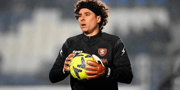 El guardameta mexicano Guillermo Ochoa recibió un particular premio en Italia tras recibir 20 goles en 10 jornadas con el Salernitana
