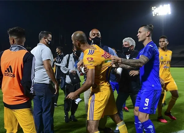 El juego tras la serie de penales terminó caliente. Siboldi se fue a los golpes con dos jugadores de Tigres.