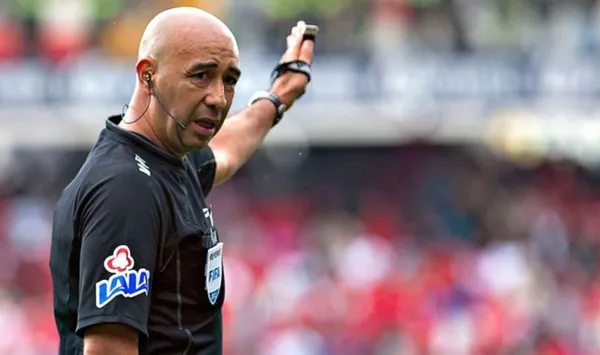 El juez se equivocó de VAR y no pitará en el juego Chivas vs Querétaro