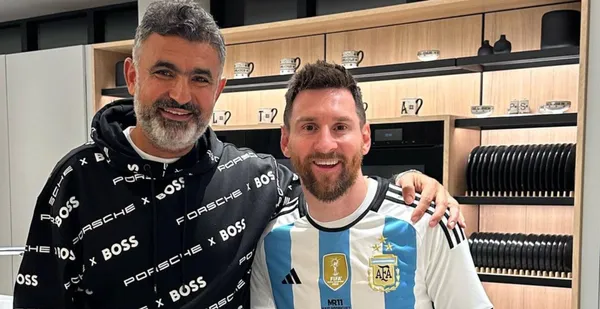 El jugador argentino se reunió con un importante dirigente del fútbol que es su amigo