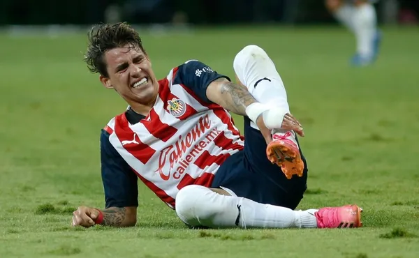 El jugador de Chivas fue trasladado a un hospital luego de sufrir un accidente, y por mucho tiempo se mantuvo un leve misterio respecto de qué le ha ocurrido. Descubre por qué debió ser llevado a urgencias este jugador, mientras aguardamos por su pronta recuperación.
