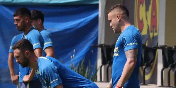 El jugador del América ha sido objeto de bromas en redes sociales por fotografía con 'Cabecita' Rodríguez