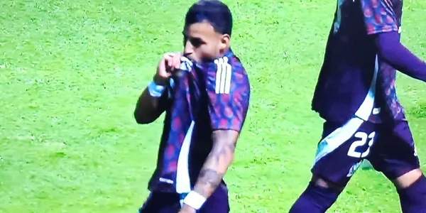 El jugador del Toluca cobró de buena forma el tiro libre para poner arriba a México