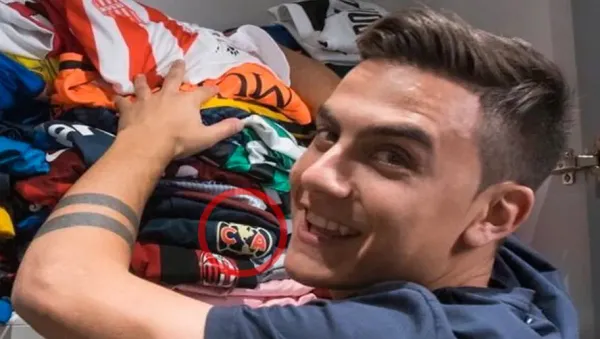 El jugador en redes sociales deja ver sus camisetas