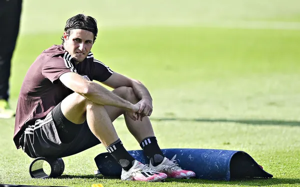 El jugador fue llamado de último minuto tras la baja que tuvieron de Raúl Jiménez, pero no pudo llegar ni a la banca de los encuentros.