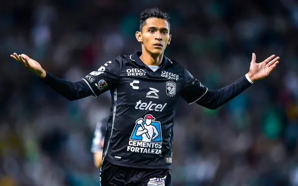 El jugador mexicano podría no llegar a la institución Rojiblanca.