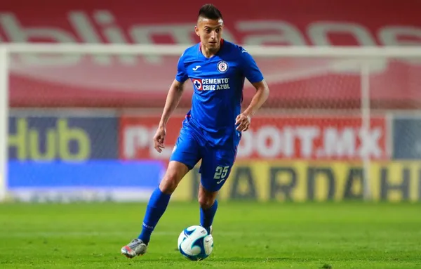 El jugador mexicano se vistió de héroe para su equipo al convertir tres anotaciones