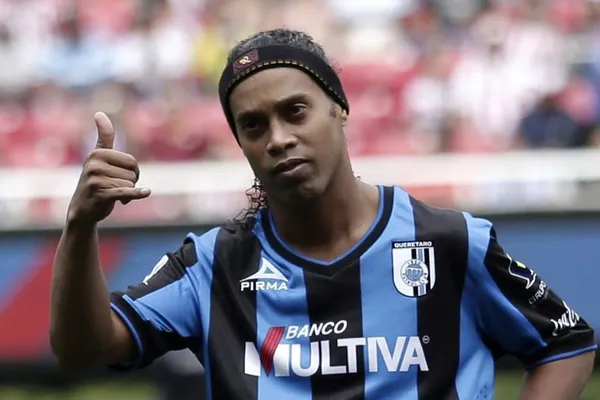 El jugador Ronaldinho en su paso por la Liga MX le dejó un regalo especial al que consideró que fue el jugador más completo en defensa.